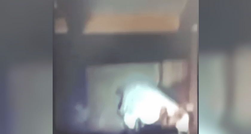 На Кубани очевидцы засняли на видео, как безжизненное тело, источающее запах, лежит около детской педиатрии