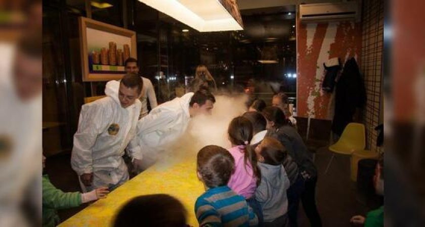 «Макдоналдс» в Новороссийске порадовал детей бесплатным научным шоу: малыши  участвовали в занимательных экспериментах