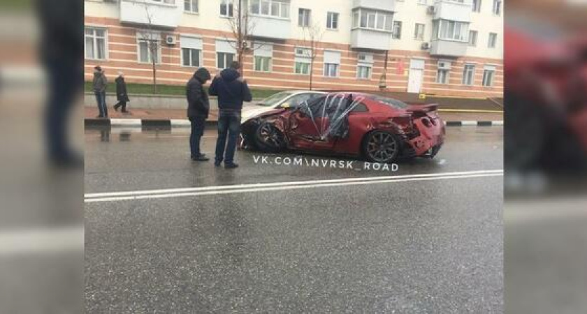 В Новороссийске на проспекте Ленина дорогой спорткар влелел в припаркованные автомобили