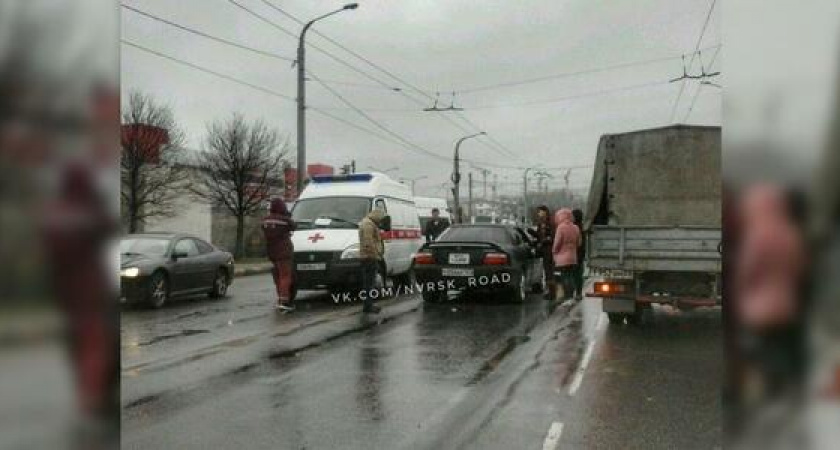 В Новороссийске таксист умер во время движения: пассажиры пытались спасти водителя