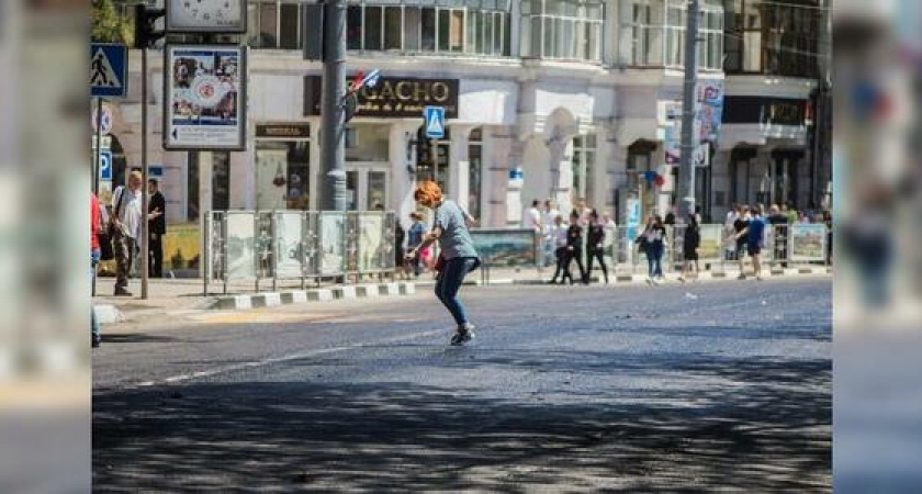 Во время Первомайского парада новороссийцы «оставляли» набойки в асфальте: из-за жары дорожное покрытие расплавилось