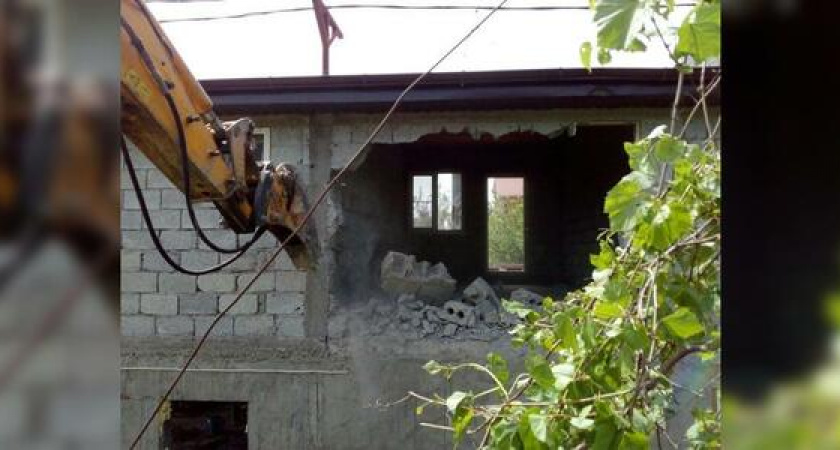 В хуторе Дюрсо под Новороссийском начали снос незаконно построенной гостиницы