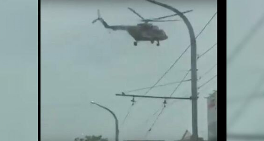 В Новороссийске вертолет кружил в центре города: очевидцы сняли посадку на видео