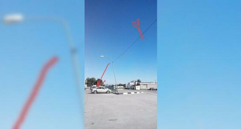 В Новороссийске столб электропередач повис на проводе над припаркованными машинами