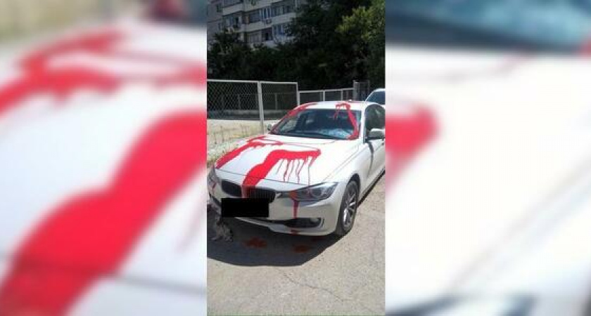 В Новороссийске облили красной краской дорогой «БМВ»: горожане считают, что автовладельцу отомстили за измену