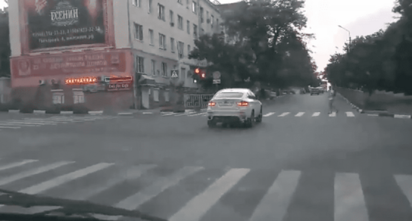 Водитель проехавшего на красный в Новороссийске «БМВ»: «Я был вынужден нарушить правила и готов выплатить штраф»