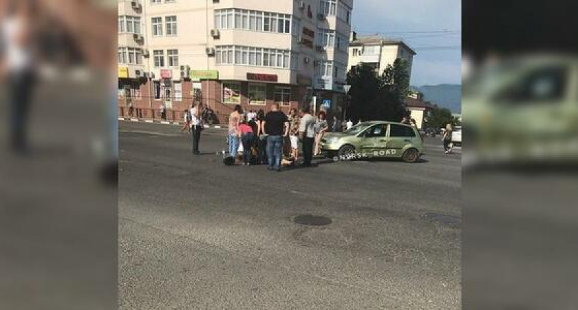 В Новороссийске мотоцикл влетел в «Форд»: на месте работала «Реанимация»