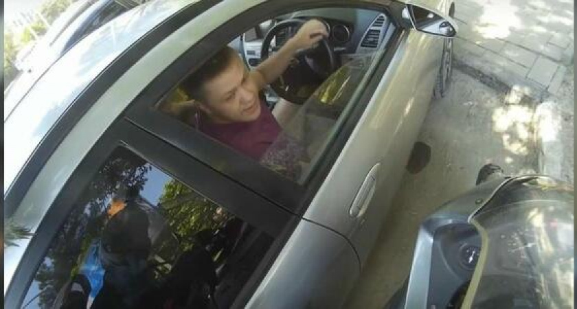 «Я сейчас папе позвоню!»: в Новороссийске горожанин снял на видео автомобиль, создающий аварийную ситуацию