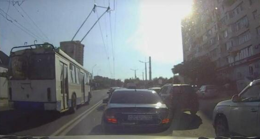 В Новороссийске троллейбус гнал по встречке: очевидцы сняли инцидент на видео