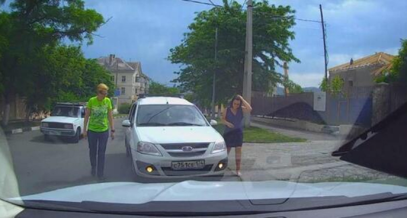 В Новороссийске автоледи врезалась в машину и уехала: ДТП попало на видео