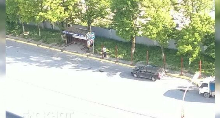 В Новороссийске убрали забор, который мешал людям подходить к остановке