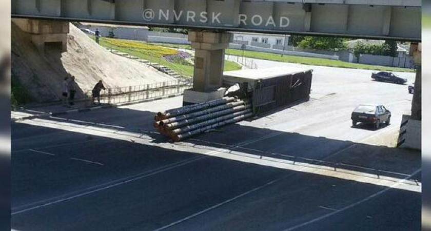 Под Мефодиевским мостом фура «потеряла» контейнер с грузом