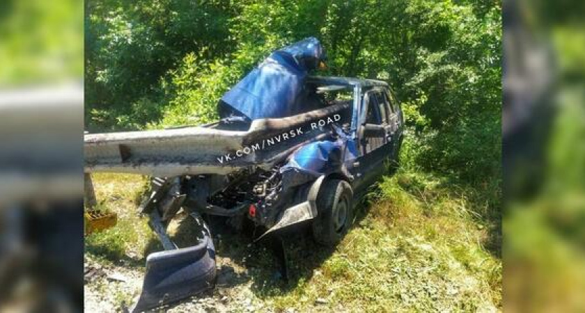 Под Новороссийском в ДТП стальной отбойник насквозь пробил «четырнадцатую»