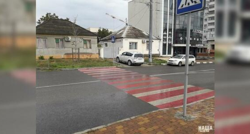 В Новороссийске пешеходный переход вывели не к тротуару, а к газону