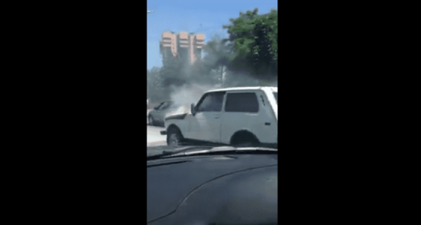 В Новороссийске на ходу загорелась «Нива»: очевидцы засняли происходящее на видео