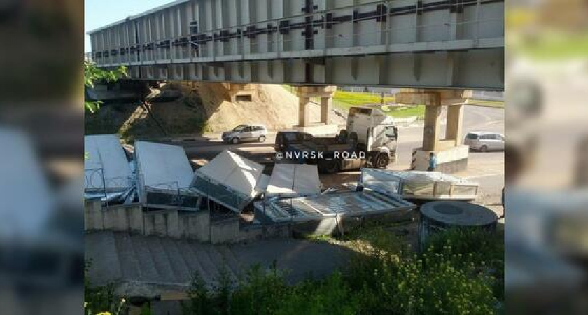 На Мефодиевском мосту фура вновь растеряла груз