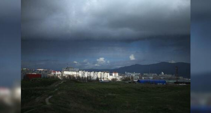 Новороссийск заливает дождь: синоптики рассказали, сколько еще будет длиться непогода