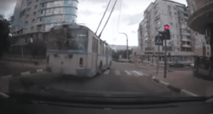 В Новороссийске троллейбусы гоняют на красный: нарушение сняла камера видеорегистратора