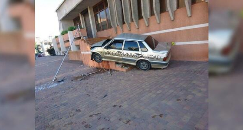 В Новороссийске автомобиль влетел прямо в лестницу здания банка