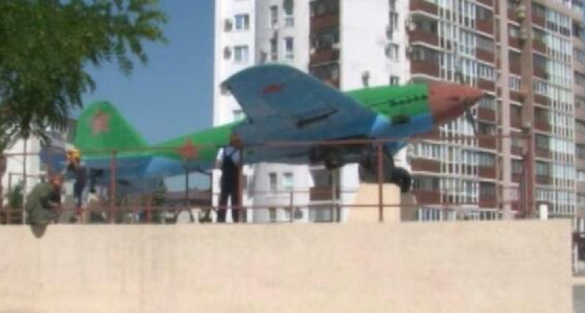 В Новороссийске начался демонтаж памятника «Самолет»: штурмовик отвезут на реконструкцию