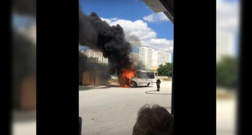 На конечной общественного транспорта маршрута №1 в Новороссийске вспыхнул автобус: видео с места пожара