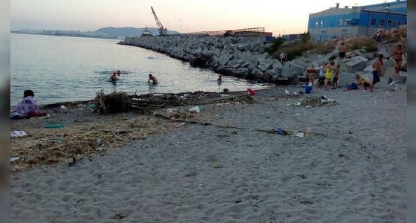 «Мусора становится все больше и больше»: новороссийцы жалуются на грязный пляж