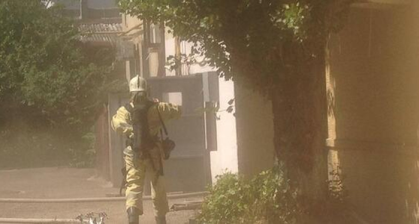 В центре Новороссийска сгорела квартира: на место прибыли пожарные, скорая и газовщики