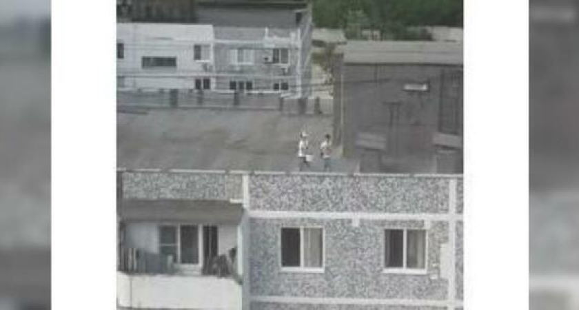 Ну и воспитание! В Новороссийске дети сбрасывали с многоэтажки строительный мусор