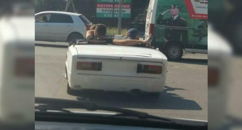 В Новороссийске местные умельцы рассекают на белой «Шестерке»-кабриолете