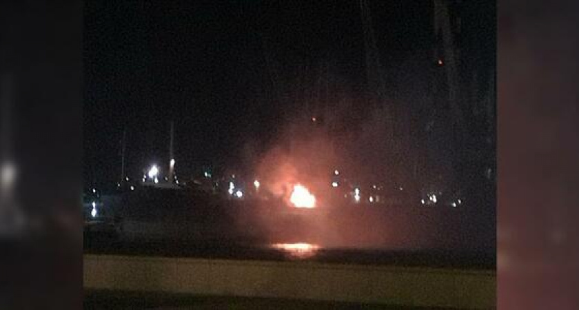 Ночью в акватории Новороссийска загорелось судно: очевидцы сняли пожар на видео