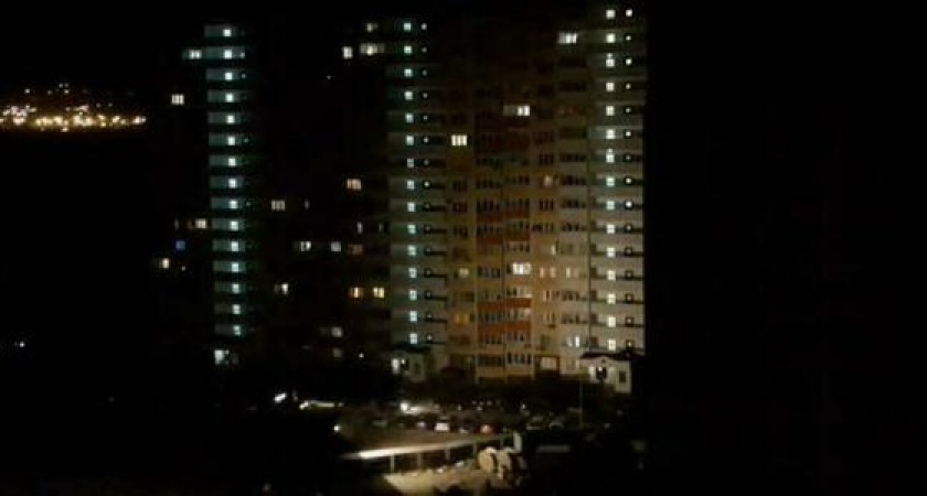 Жители Новороссийска сняли на видео «танцующий» фонарь