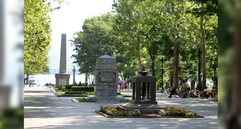 Преображение Площади Героев в Новороссийске: в аллее сначала вырубят, а потом посадят новые деревья