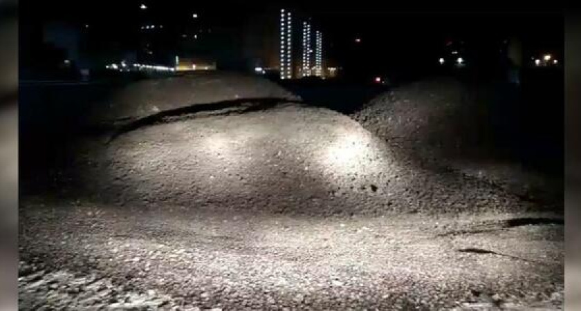 Жители Новороссийска сняли на видео, как на будущей пляжной парковке высыпали горы асфальта