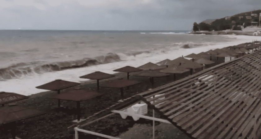 Шторм в Новороссийске: высокие волны заливают пляжи и предупреждение МЧС о смерчах