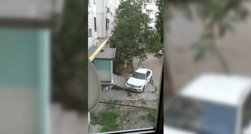 В Новороссийске дорогой «Мерседес» на двое суток преградил вход в подъезд