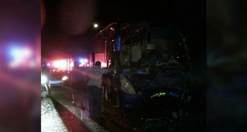 На трассе Новороссийск — Анапа автобус с пассажирами въехал в КамАЗ