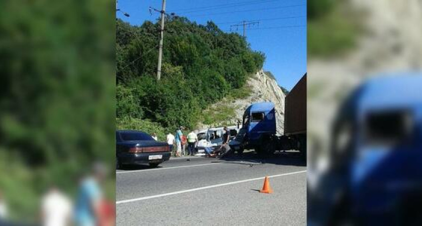 Под Новороссийском фура протаранила автобус с детьми: на место выехали ДПС, Скорая и спасатели