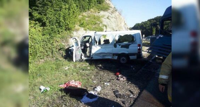 Восьмерых детей доставили в больницу: стали известны подробности страшного ДТП под Новороссийском