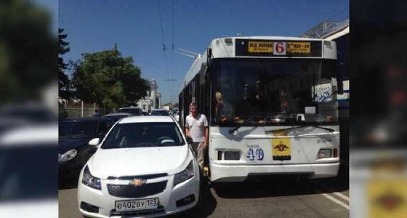 В Новороссийске троллейбус снес зеркало иномарке, пытаясь ее объехать