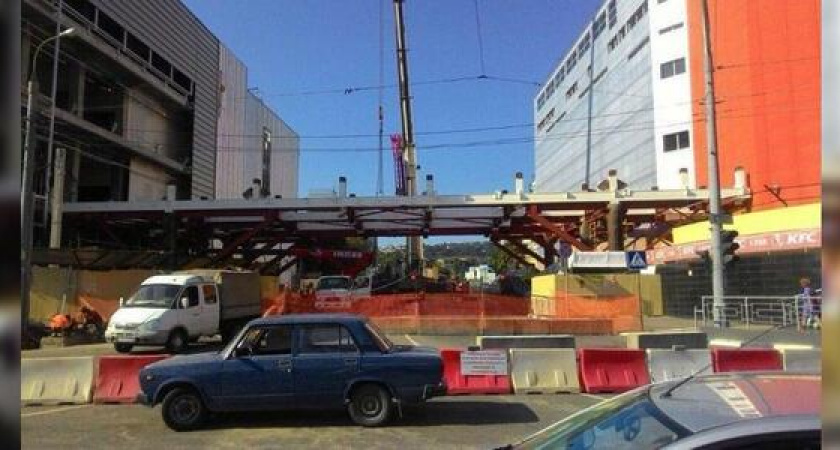 На стройке «Красной площади» в Новороссийске начали возводить пролетное строение воздушного моста