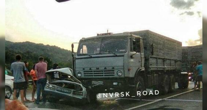 Под Новороссийском КамАЗ подмял под себя легковушку