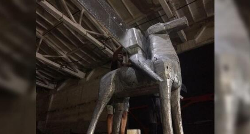 Ключевой фигурой «Новороссийской биеннале» станет скульптура всадника со стальными крыльями: экспозицию уже доставили