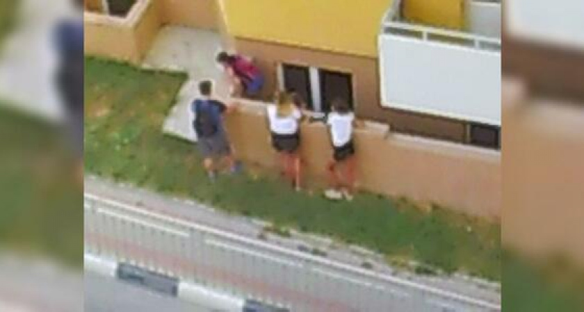 «Прохожие видели, но не обращали внимания»: в Новороссийске дети бьют стекла