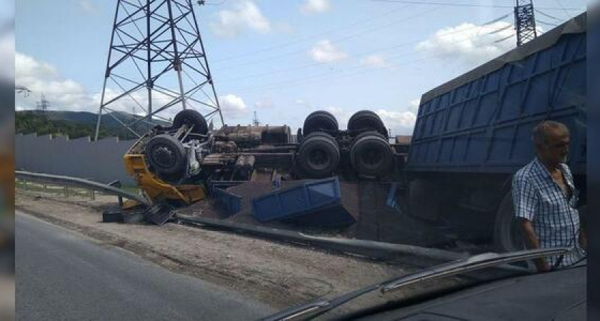 На окраине Новороссийска перевернулся зерновоз: грузовик снес забор