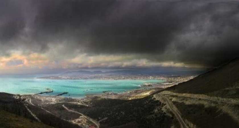 В Новороссийске объявлено штормовое предупреждение по ливням и ветру
