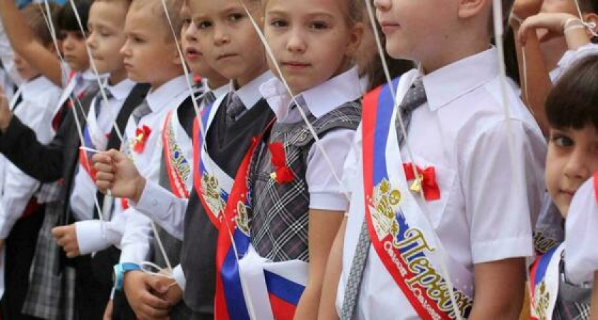 Белые банты, ленты и шары: подборка школьных фотографий новороссийцев от НАШЕЙ