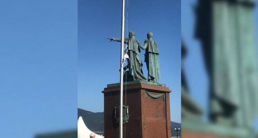 Новороссийцев возмутило нижнее белье на флагштоке