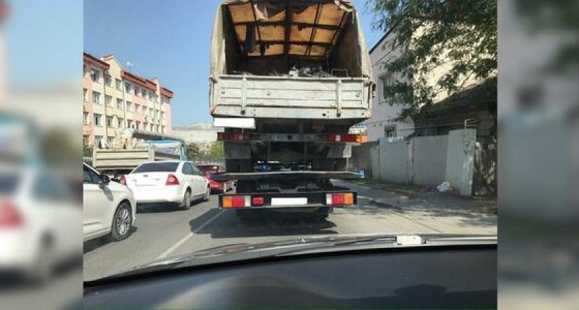 Автолюбители Новороссийска заметили незакрепленный на эвакуаторе грузовик
