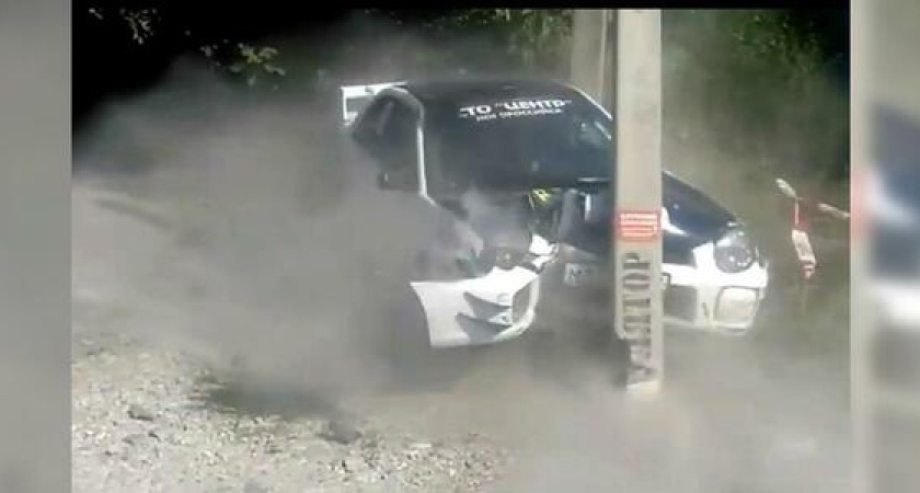 В сети появилось видео, как во время ралли гонщик из Новороссийска врезается в опору ЛЭП