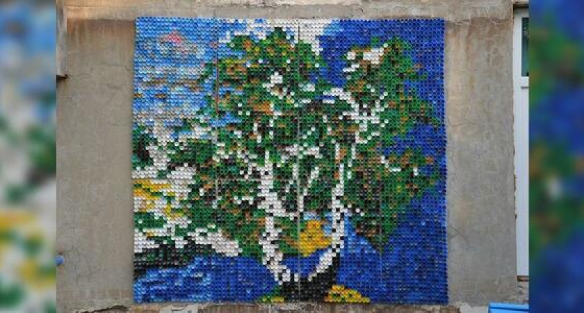 Новороссийцы собрали панно из 4 320 крышек от пластиковых бутылок